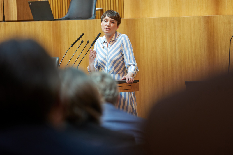 Am Rednerpult Klubobfrau Sigrid Maurer (GRÜNE)