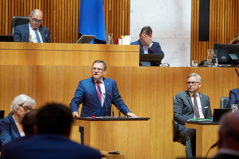 Am Rednerpult Klubobmann August Wöginger (ÖVP)