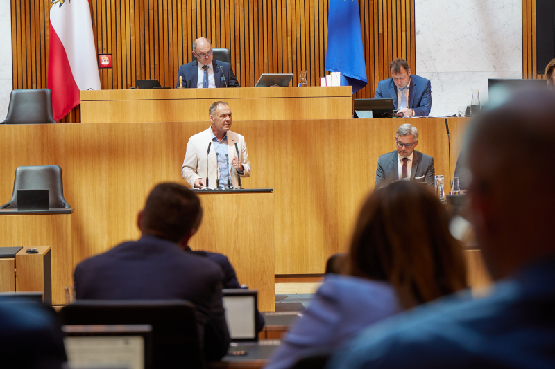 Am Rednerpult Nationalratsabgeordneter Peter Wurm (FPÖ)