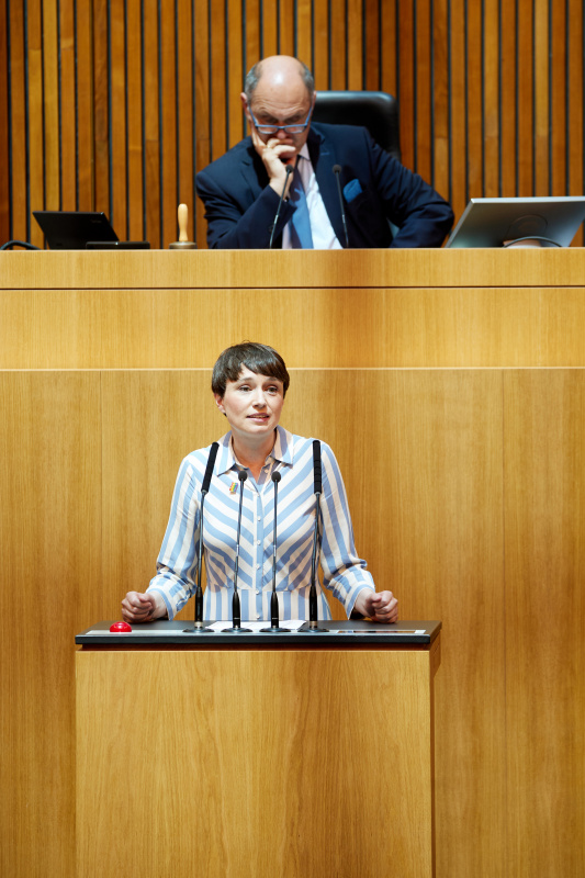 Am Rednerpult Klubobfrau Sigrid Maurer (GRÜNE)