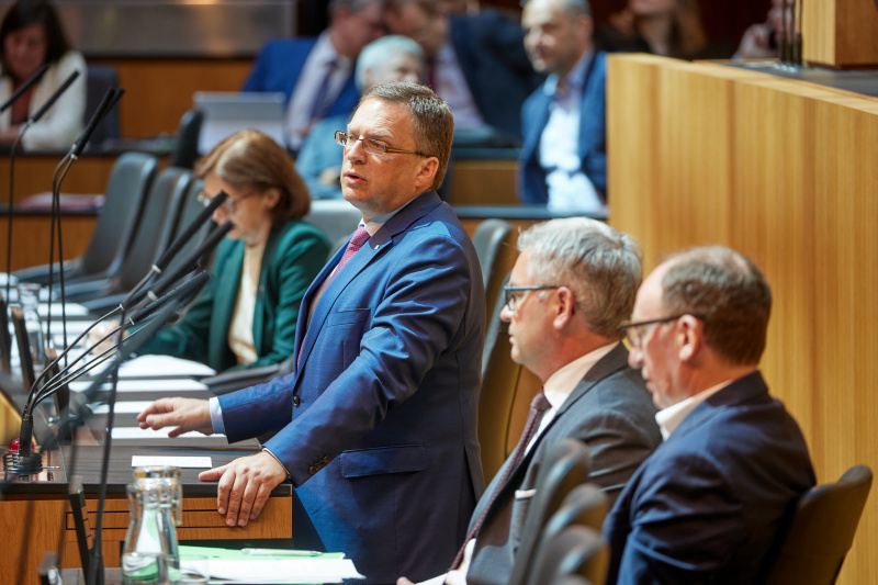 Am Rednerpult Klubobmann August Wöginger (ÖVP)