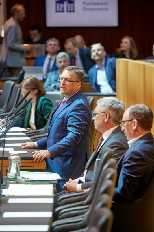 Am Rednerpult Klubobmann August Wöginger (ÖVP)