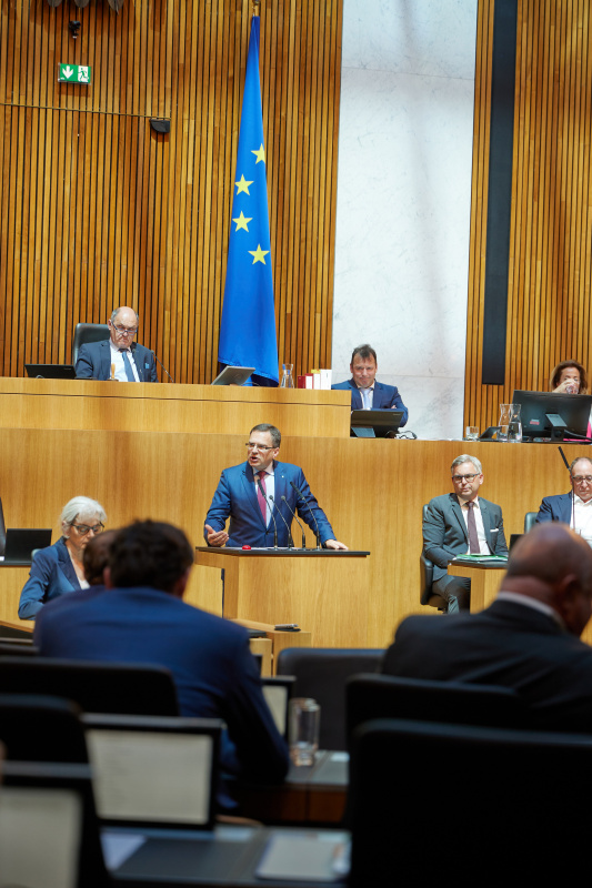 Am Rednerpult Klubobmann August Wöginger (ÖVP)