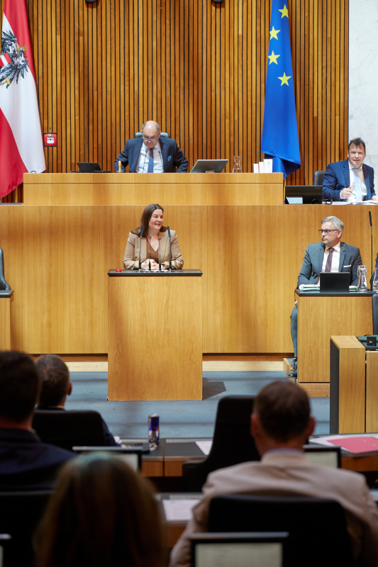 Am Rednerpult Nationalratsabgeordnete Karin Doppelbauer (NEOS)