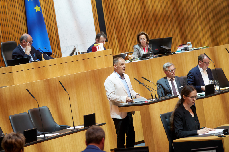 Am Rednerpult Nationalratsabgeordneter Peter Wurm (FPÖ)