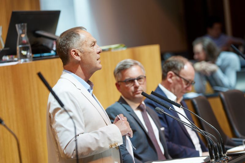 Am Rednerpult Nationalratsabgeordneter Peter Wurm (FPÖ)