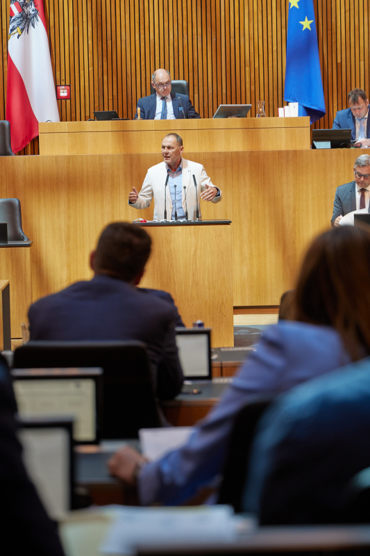 Am Rednerpult Nationalratsabgeordneter Peter Wurm (FPÖ)