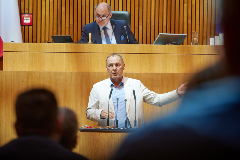 Am Rednerpult Nationalratsabgeordneter Peter Wurm (FPÖ)