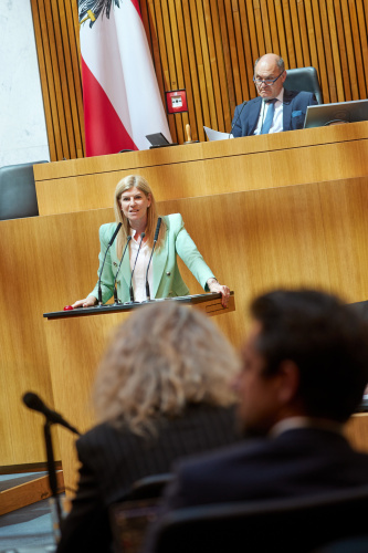 Am Rednerpult Nationalratsabgeordnete Tanja Graf (ÖVP)