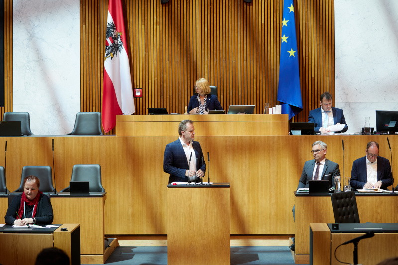 Am Rednerpult Nationalratsabgeordneter Walter Rauch (FPÖ)