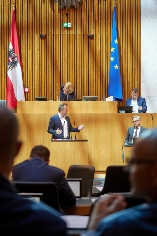 Am Rednerpult Nationalratsabgeordneter Walter Rauch (FPÖ)