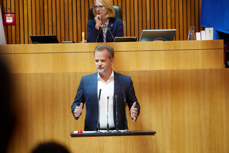 Am Rednerpult Nationalratsabgeordneter Walter Rauch (FPÖ)