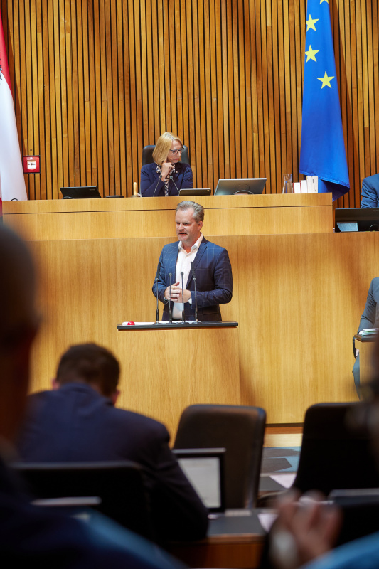 Am Rednerpult Nationalratsabgeordneter Walter Rauch (FPÖ)