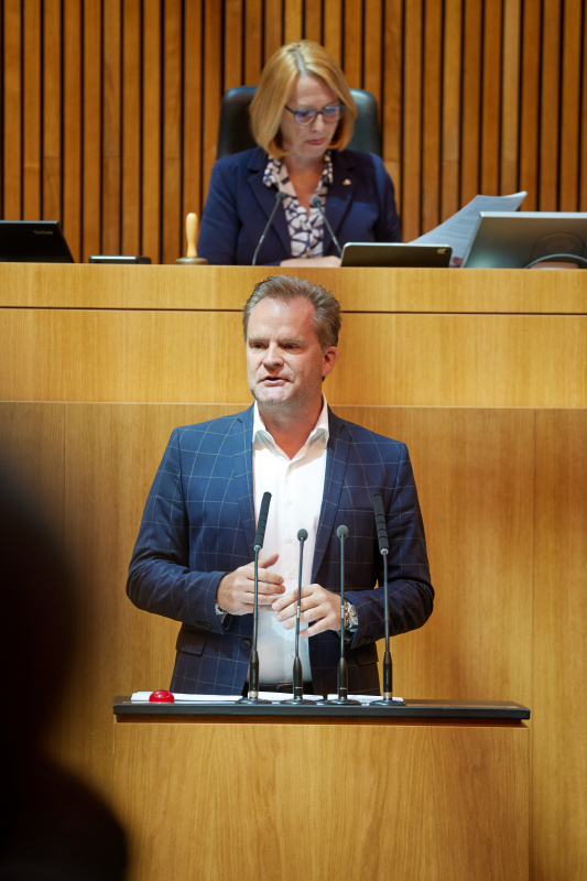 Am Rednerpult Nationalratsabgeordneter Walter Rauch (FPÖ)