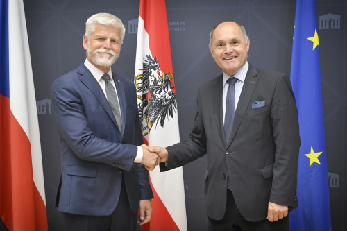 Fahnenfoto. Von links: Präsident der Tschechischen Republik Petr Pavel, Nationalratspräsident Wolfgang Sobotka (ÖVP)