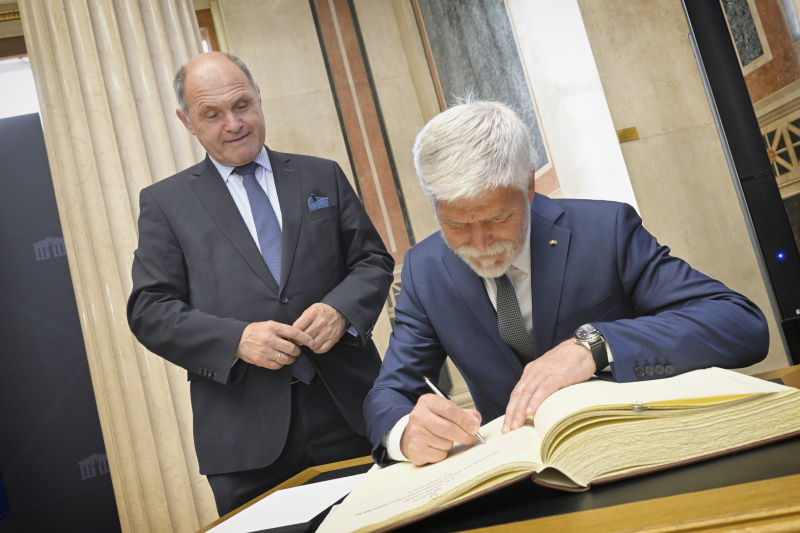 Gästebucheintrag. Von links: Nationalratspräsident Wolfgang Sobotka (ÖVP), Präsident der Tschechischen Republik Petr Pavel