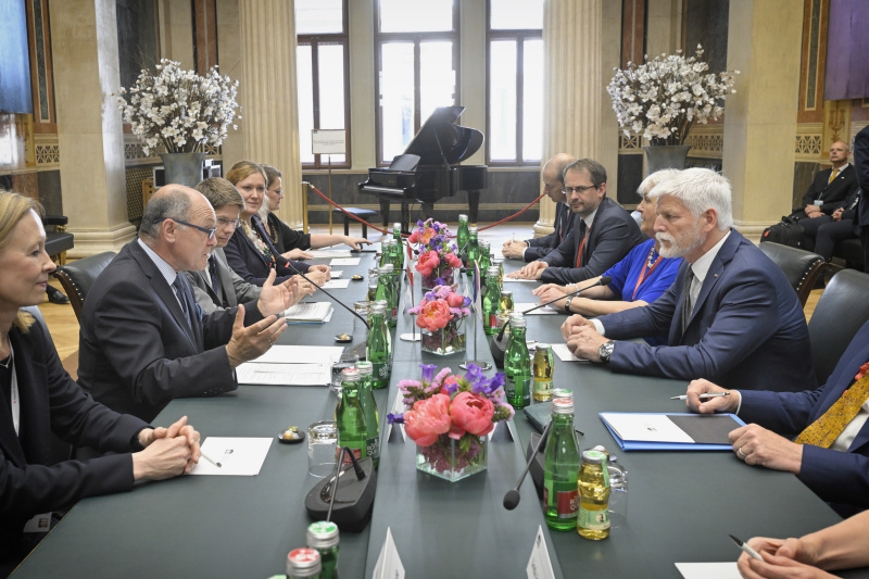 Aussprache. Linke Tischhälfte Österreichische Delelgation mit Nationalratspräsident Wolfgang Sobotka (ÖVP) (2. von links). Rechte Tischhälfte Tschechische Delegation mit dem Präsidenten der Tschechischen Republik Petr Pavel (rechts)