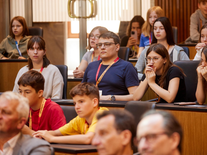 Schüler:innen im Plenarsaal bei der Veranstaltung "Demokratiewerkstatt Profi-Ehrung 2023".