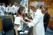 Medaillenüberreichung an Schüler:innen durch Nationalratsabgeordnete Romana Deckenbacher (ÖVP)