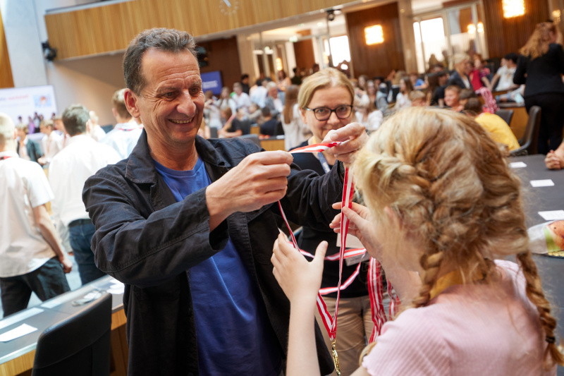 Medaillenüberreichung an Schüler:innen durch Nationalratsabgeordneter Christian Oxonitsch (SPÖ)