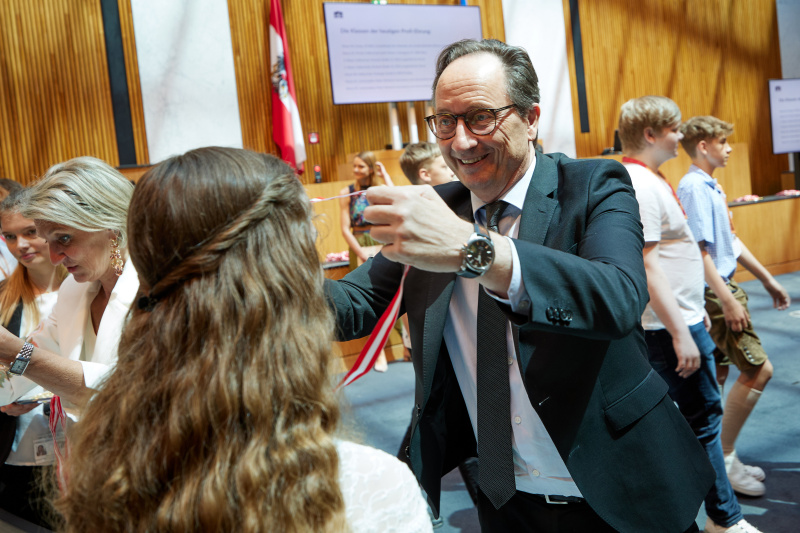 Medaillenüberreichung an Schüler:innen durch Bundesratspräsident Günter Kovacs (SPÖ)