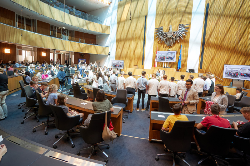Medaillenüberreichung an Schüler:innen
