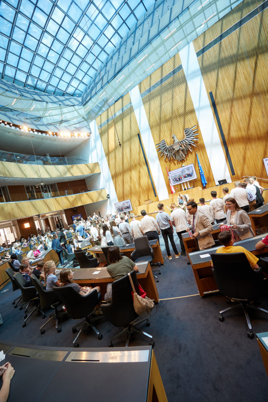 Medaillenüberreichung an Schüler:innen