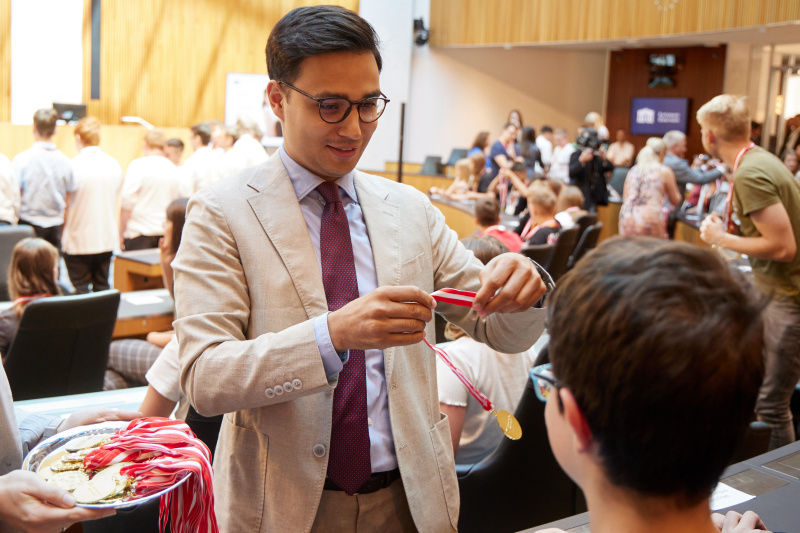 Medaillenüberreichung an Schüler:innen durch Nationalratsabgeordneter Yannick Shetty (NEOS)