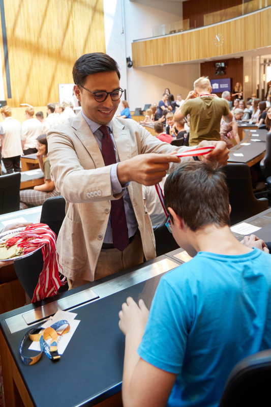 Medaillenüberreichung an Schüler:innen durch Nationalratsabgeordneter Yannick Shetty (NEOS)