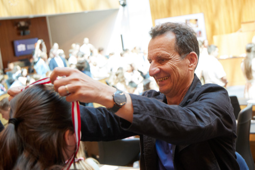 Medaillenüberreichung an Schüler:innen durch Nationalratsabgeordneter Christian Oxonitsch (SPÖ)