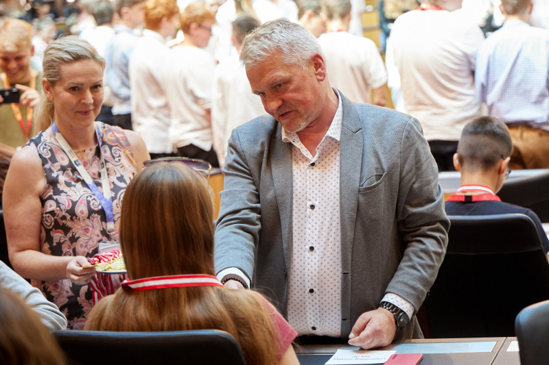Medaillenüberreichung an Schüler:innen durch Nationalratsabgeordneter Christian Lausch (FPÖ)