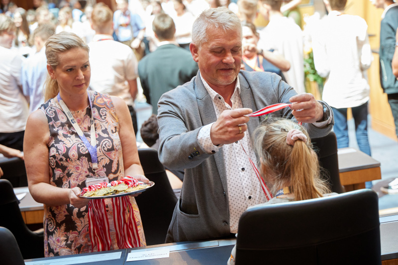 Medaillenüberreichung an Schüler:innen durch Nationalratsabgeordneter Christian Lausch (FPÖ)