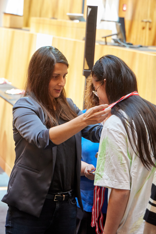 Medaillenüberreichung an Schüler:innen durch Nationalratsabgeordnete Meri Disoski (GRÜNE)