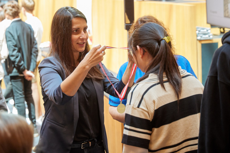 Medaillenüberreichung an Schüler:innen durch Nationalratsabgeordnete Meri Disoski (GRÜNE)