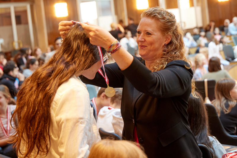Medaillenüberreichung an Schüler:innen durch Nationalratsabgeordnete Fiona Fiedler (NEOS)