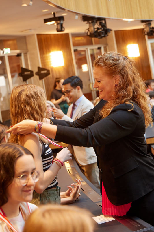Medaillenüberreichung an Schüler:innen durch Nationalratsabgeordnete Fiona Fiedler (NEOS)