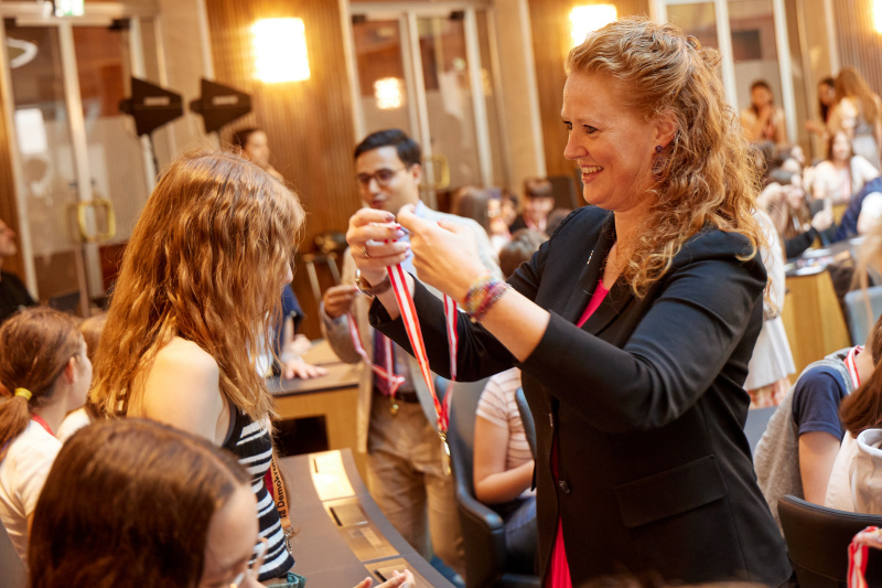 Medaillenüberreichung an Schüler:innen durch Nationalratsabgeordnete Fiona Fiedler (NEOS)
