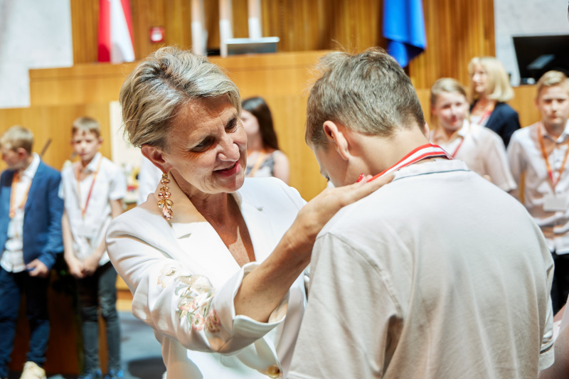Medaillenüberreichung an Schüler:innen durch Nationalratsabgeordnete Romana Deckenbacher (ÖVP)