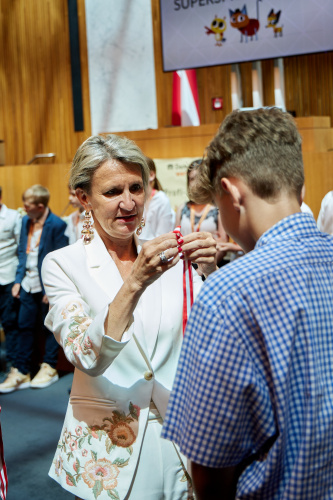Medaillenüberreichung an Schüler:innen durch Nationalratsabgeordnete Romana Deckenbacher (ÖVP)