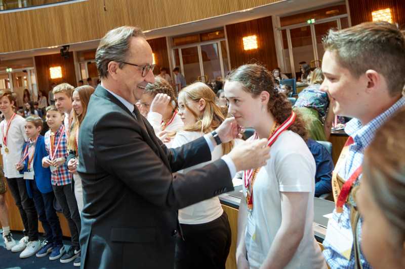Medaillenüberreichung an Schüler:innen durch Bundesratspräsident Günter Kovacs (SPÖ)