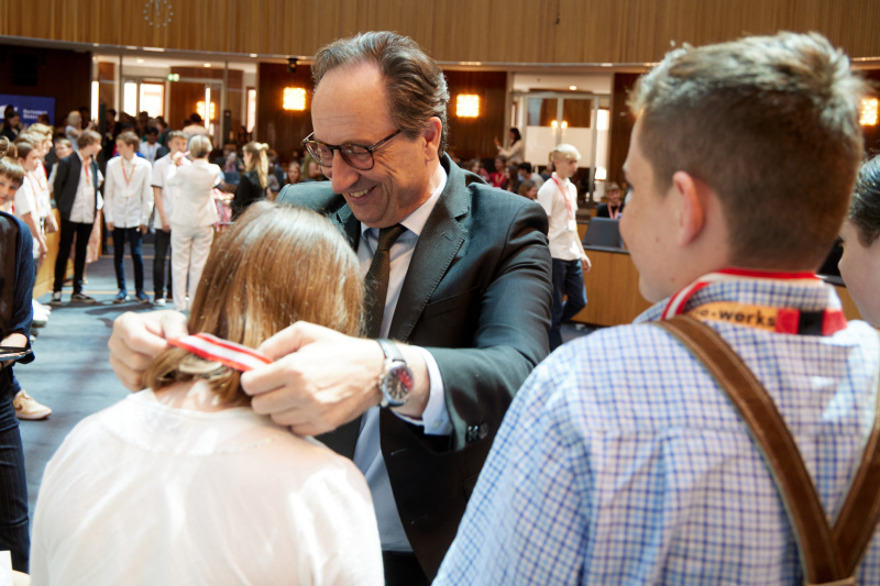 Medaillenüberreichung an Schüler:innen durch Bundesratspräsident Günter Kovacs (SPÖ)