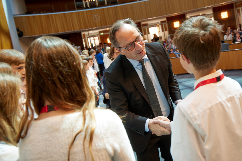 Medaillenüberreichung an Schüler:innen durch Bundesratspräsident Günter Kovacs (SPÖ)