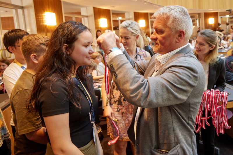 Medaillenüberreichung an Schüler:innen durch Nationalratsabgeordneter Christian Lausch (FPÖ)