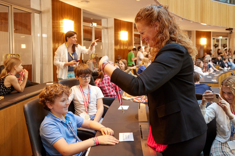 Medaillenüberreichung an Schüler:innen durch Nationalratsabgeordnete Fiona Fiedler (NEOS)