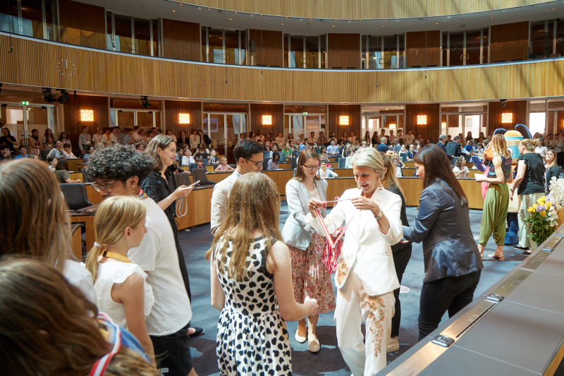 Medaillenüberreichung an Schüler:innen durch Nationalratsabgeordnete Romana Deckenbacher (ÖVP)