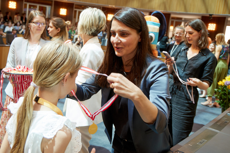 Medaillenüberreichung an Schüler:innen durch Nationalratsabgeordnete Meri Disoski (GRÜNE)