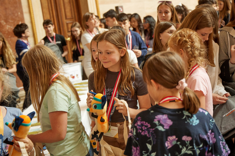 Schüler:innen bekommen Geschenke