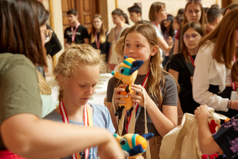 Schüler:innen bekommen Geschenke