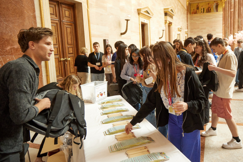 Schüler:innen bekommen Geschenke