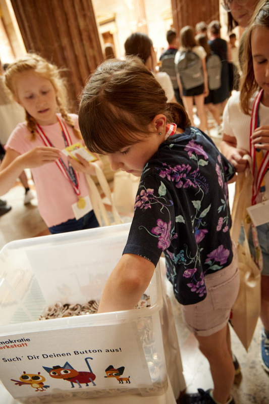 Schüler:innen bekommen Geschenke